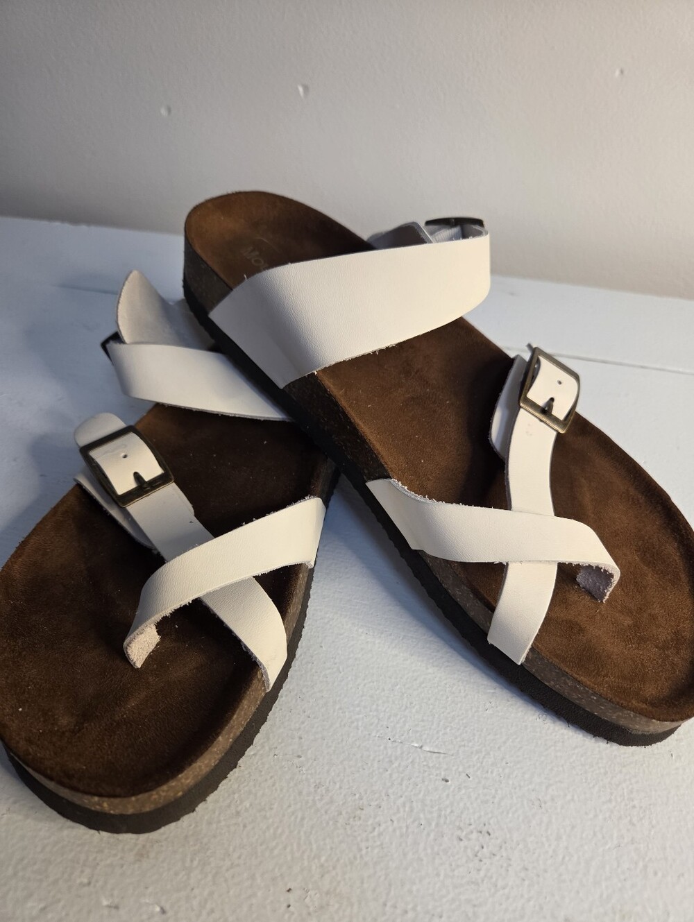 Mountain Sole White Sandals Size 9 - Picture 2 of 6